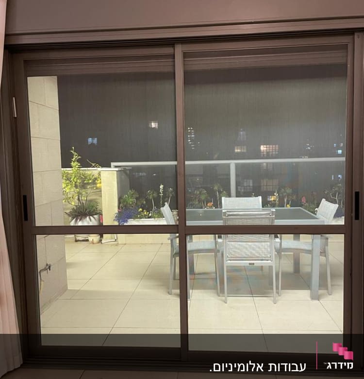 דלת הזזה מאלומיניום עם מסגרת כהה